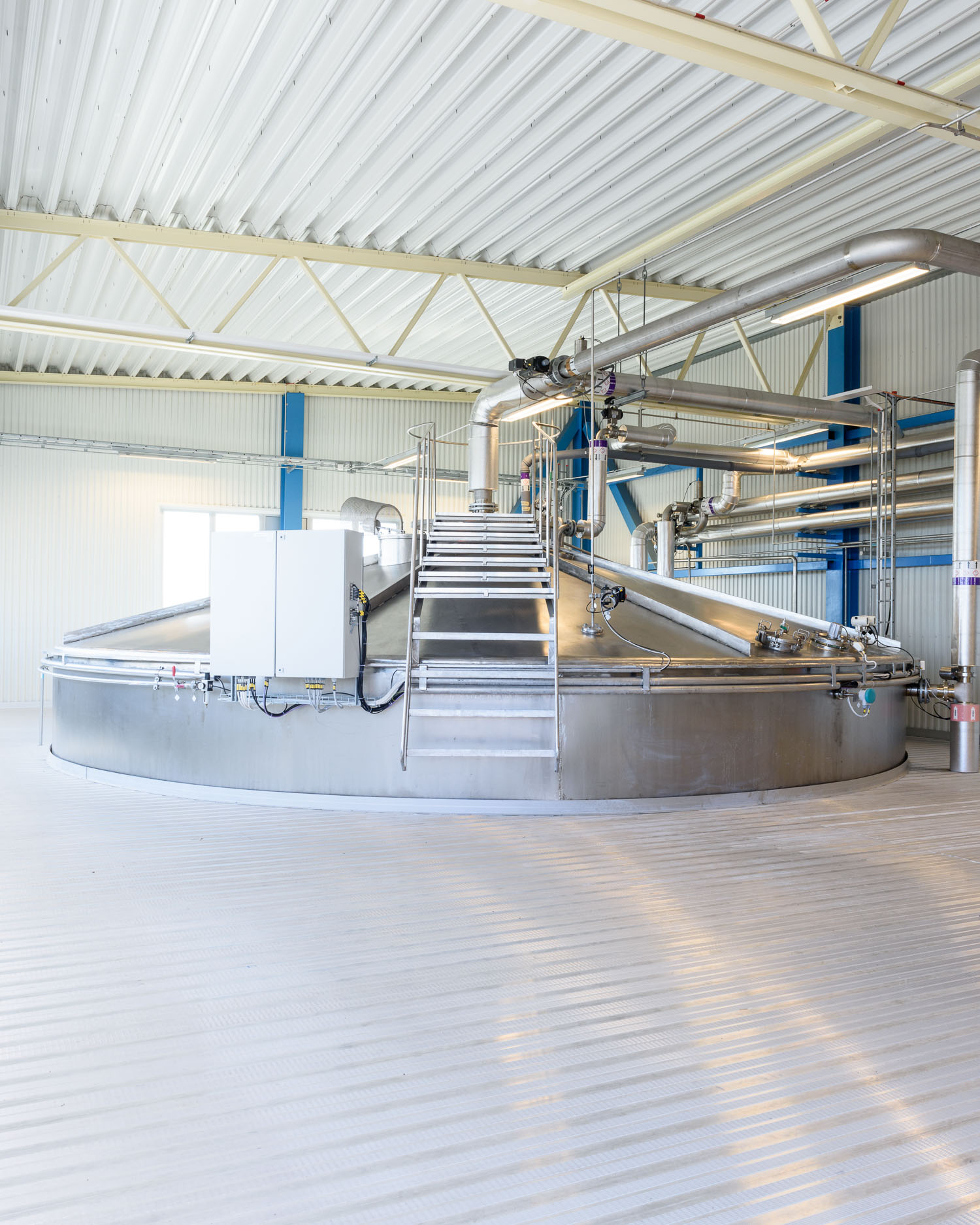  Fermenter column where the mash is fermented with enzymes and yeast 