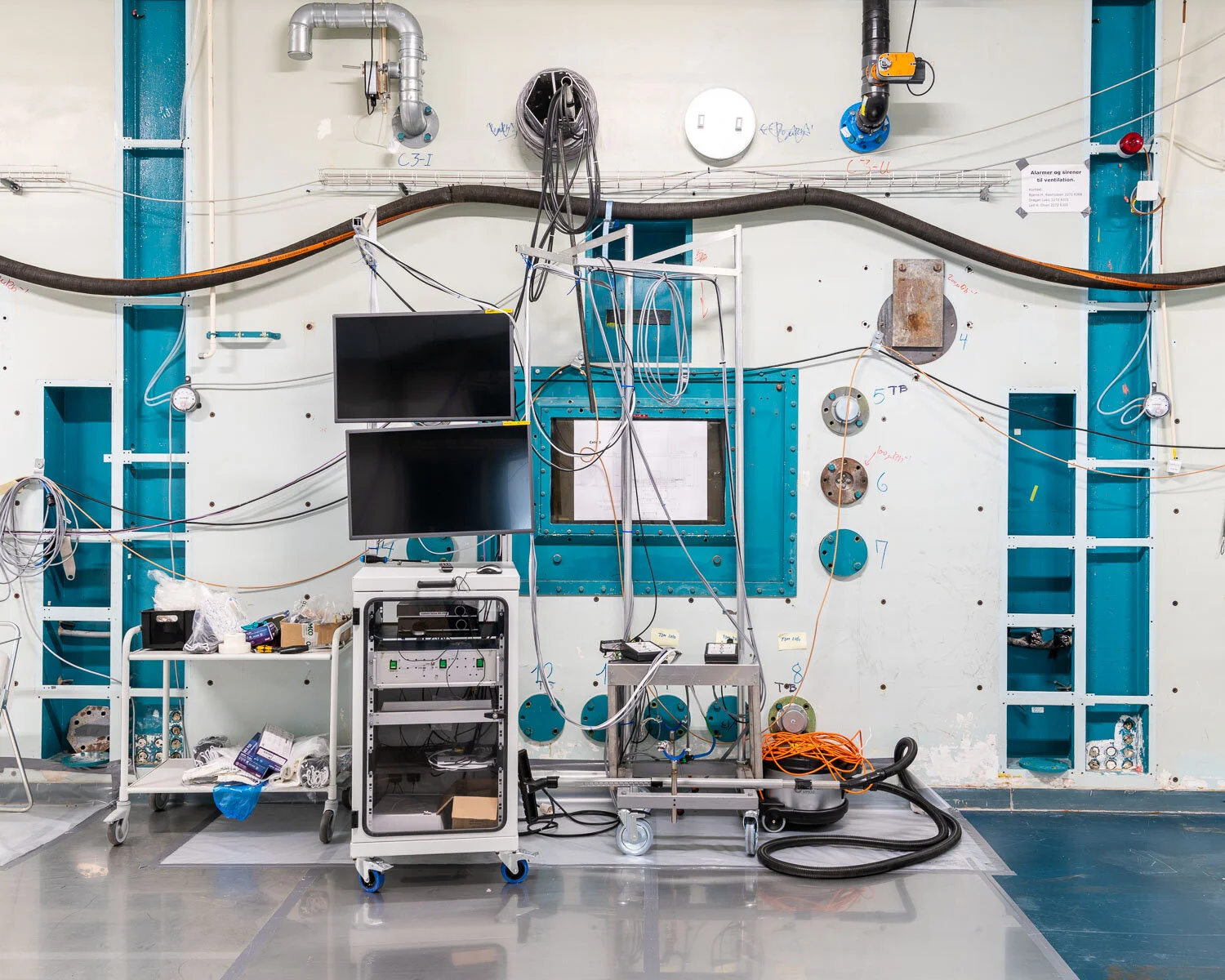 Decommissioning the “hot-cells” facility, shielded nuclear contamination boxes