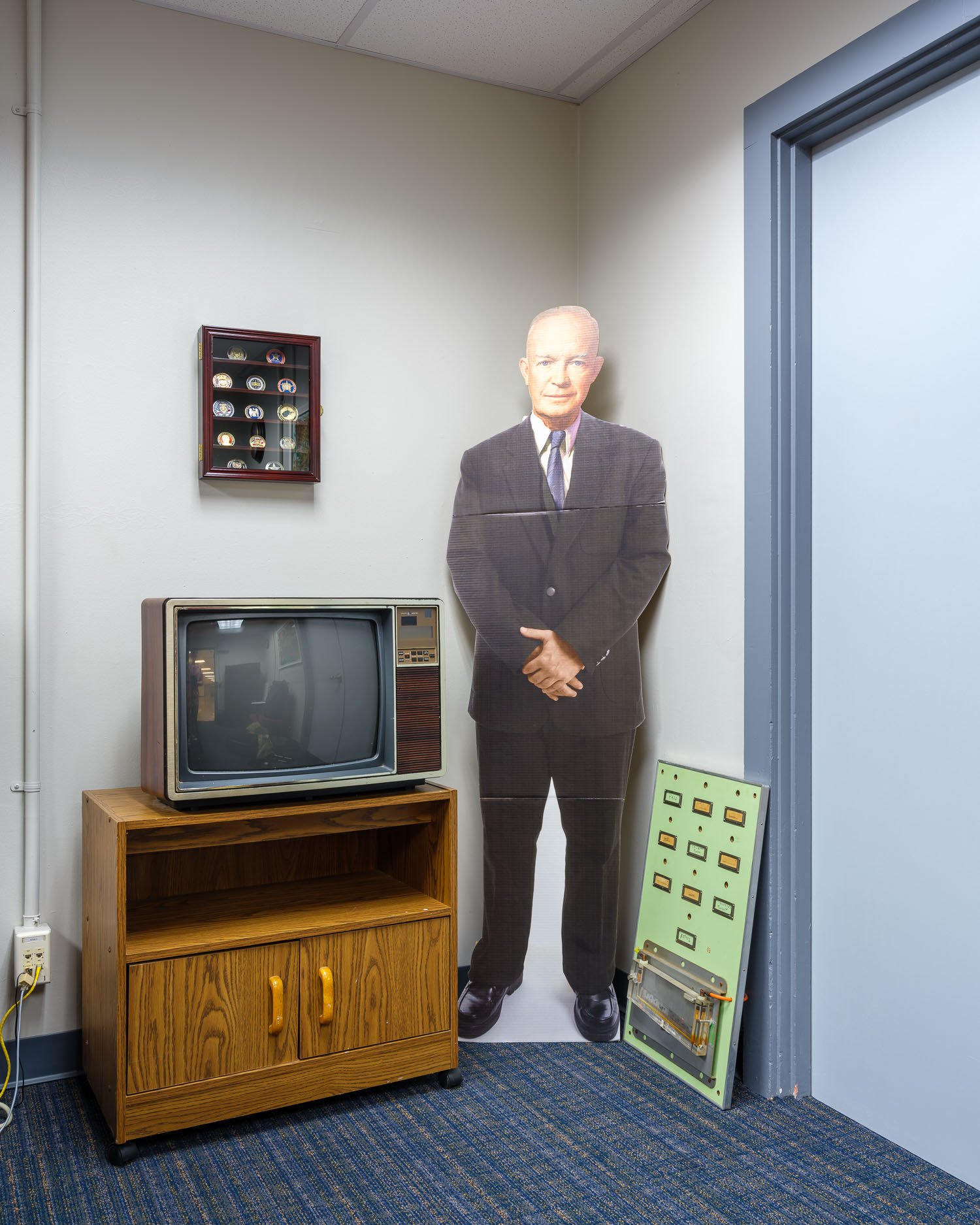  A model of Dwight D. Eisenhower, the president that commissioned the bunker. This room was used by the government emplyees maintinging the bunker, who were pretending to by TV repair men working for the hotel. 