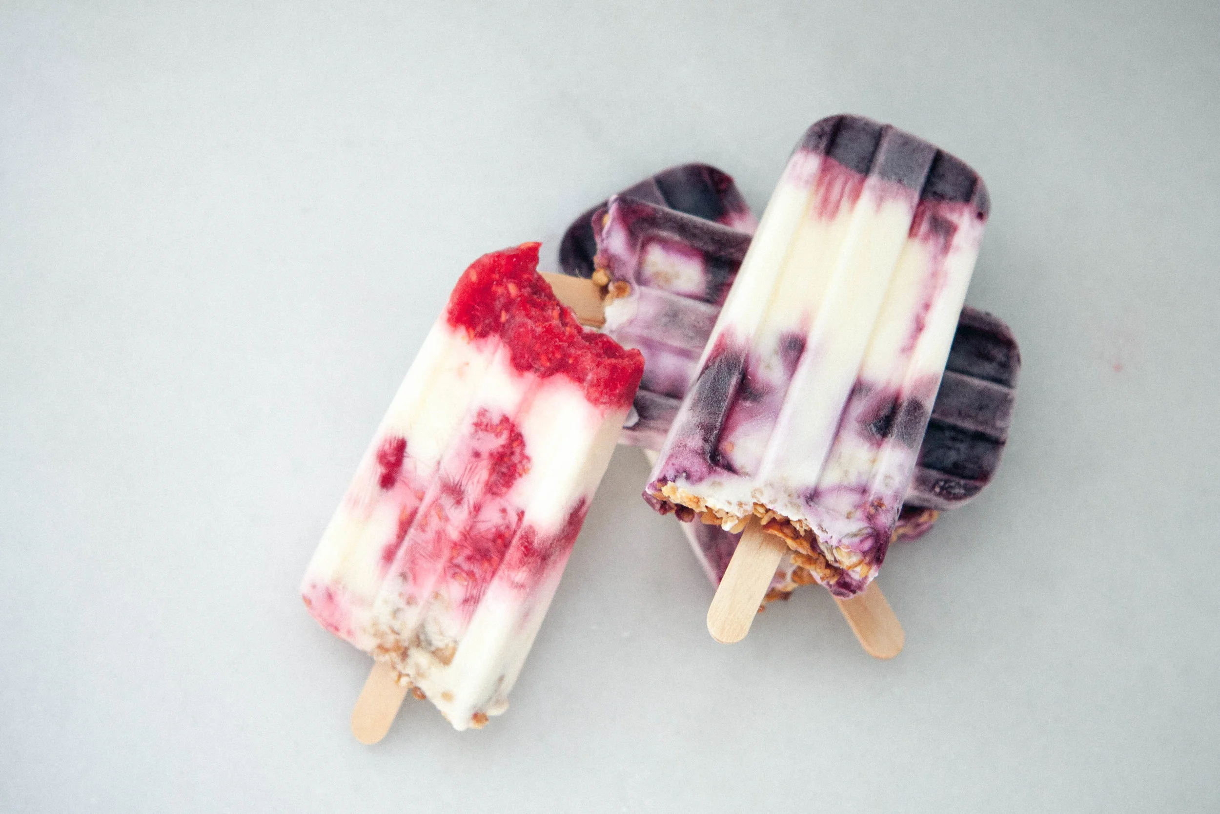 polo de yogur con frutos rojos y granola