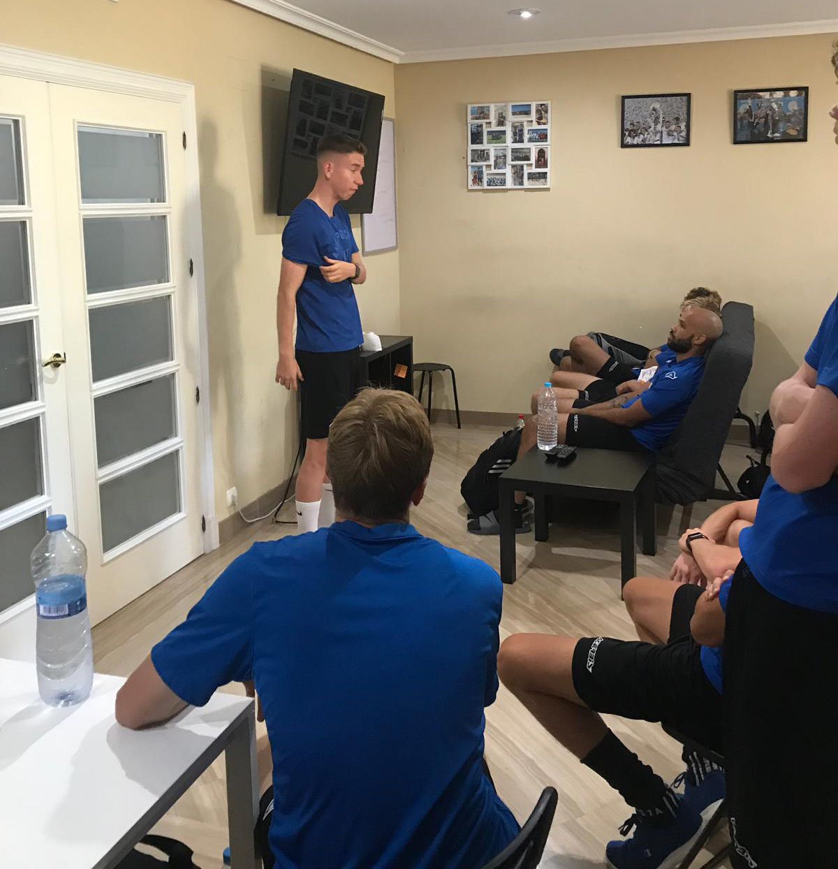 Hugh Alban Jones talking to players at our Spanish soccer academy