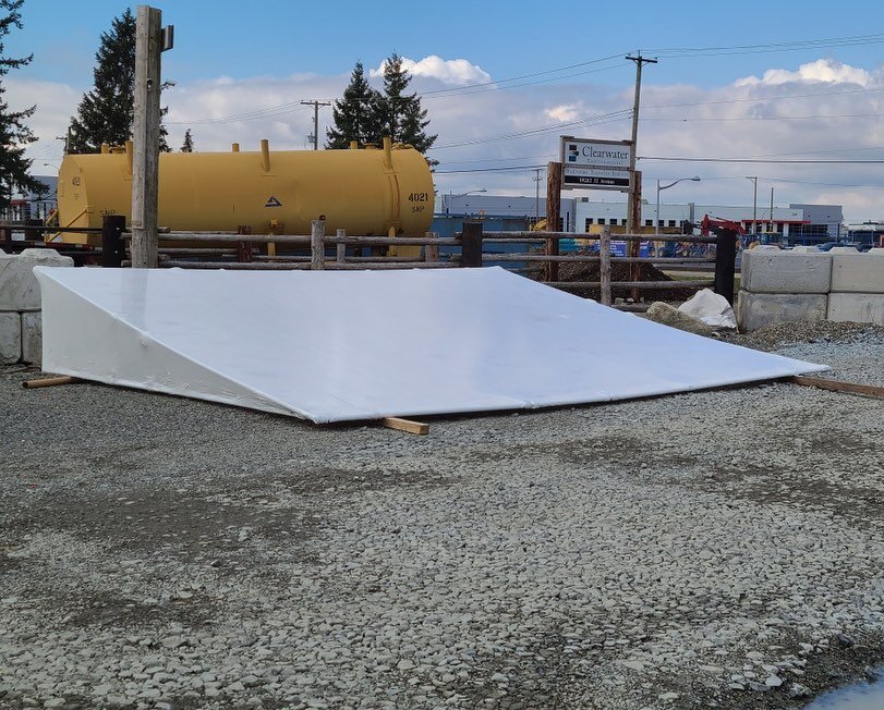 🦏🇨🇦
This temporary roof will be craned onto two sea cans 🚧🏗 to provide a dry area for storage and to work under during rainy days ☔️ 

There is multitude of solutions to keep you protected and keep the job going! Ask us how - or take a look at o