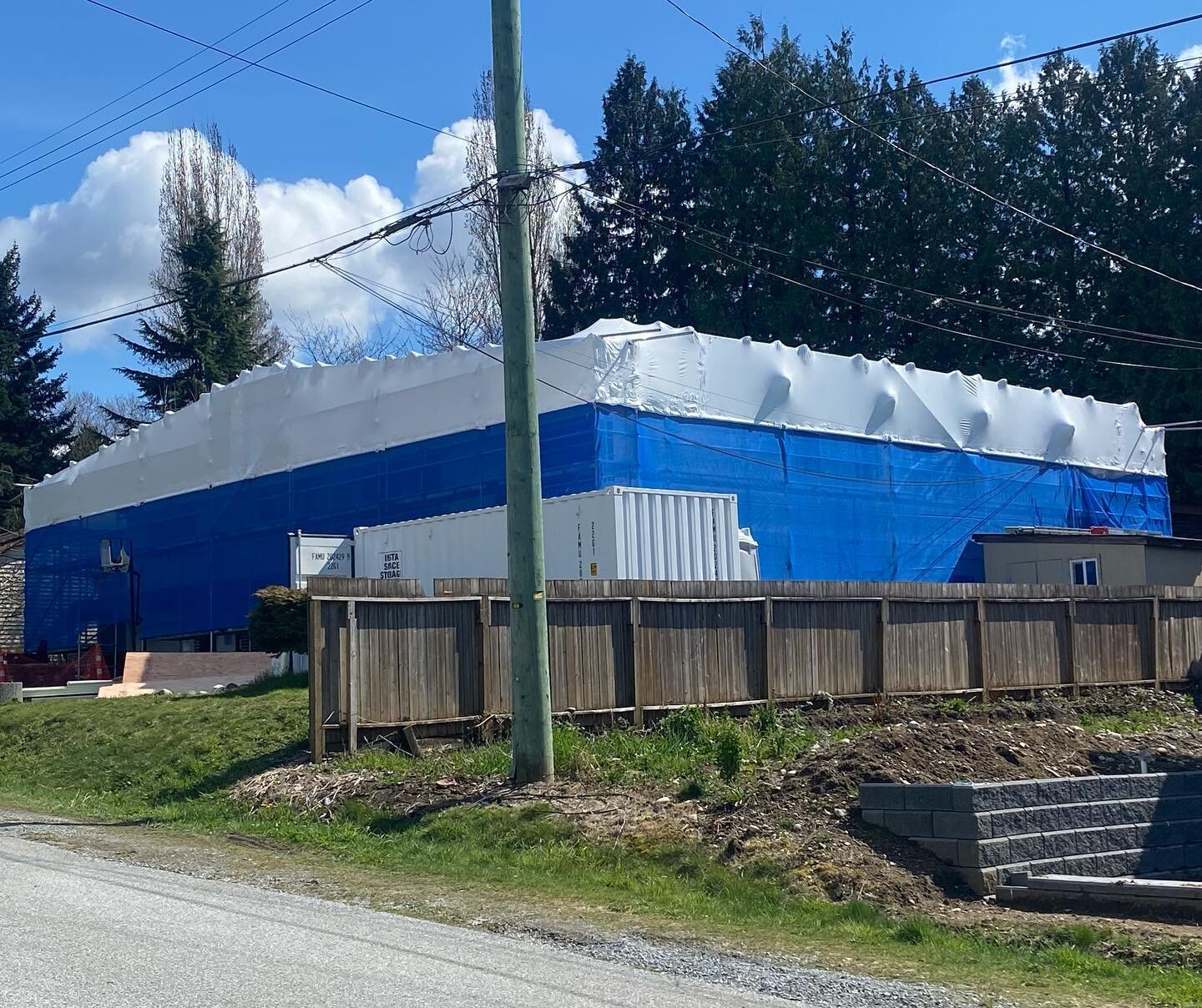 🦏🇨🇦 Another one done before lunch! This shrink wrap canopy allows for the complete remediation of this occupied building - keeping water out and the job on schedule! #shrinkwrap #shrinkwrapping #scaffolding #scaffoldingservices