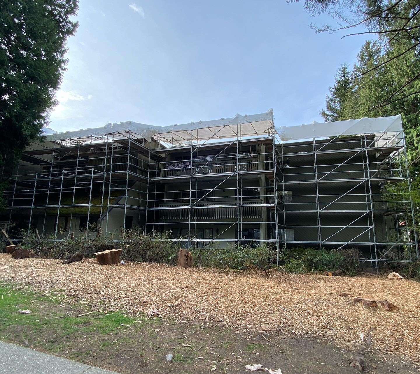 🦏 The Rhino crew made quick work of this temporary roof canopy in West Vancouver 🇨🇦 Keeping your project on time, without weather delays or damage - visit us online at www.Rhinowrap.ca and see what we can do! 
#shrinkwrap #shrinkwrapping #scaffold