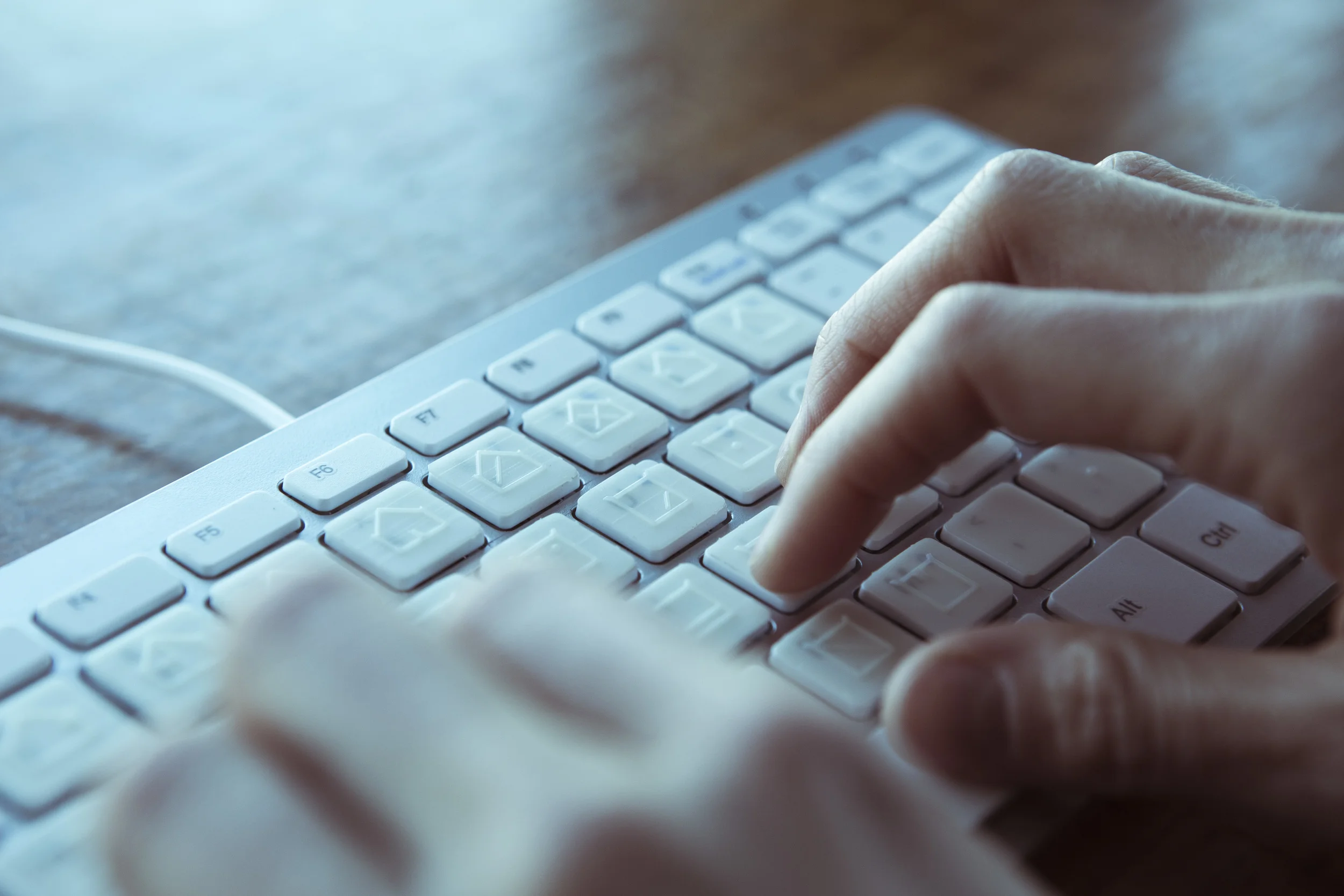 ELIA_Keyboard_Hands_4.jpg