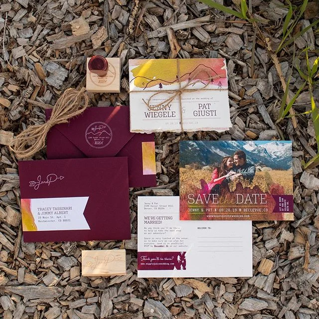 The full wedding suite in all its outdoorsy glory 🤗
.
This custom invite set included save the dates, folding invitation with an amazing deckled edge, 2 stamps used on the envelopes, and some twine to tie it all up!
.
#weddinginvites #weddinginvitat