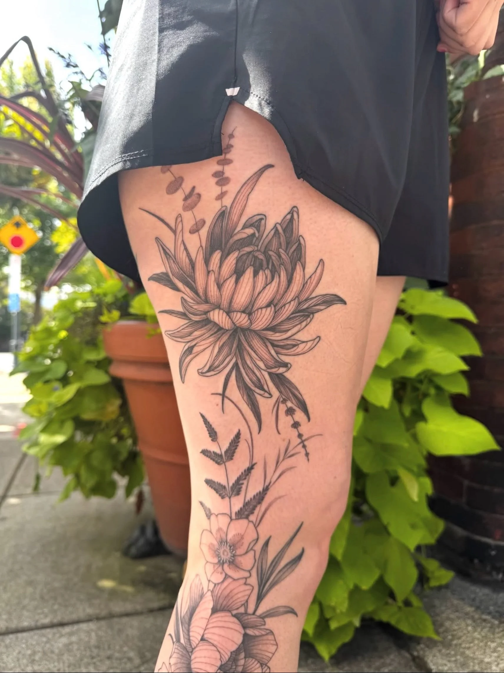 Delicate botanicals by @chloedevora