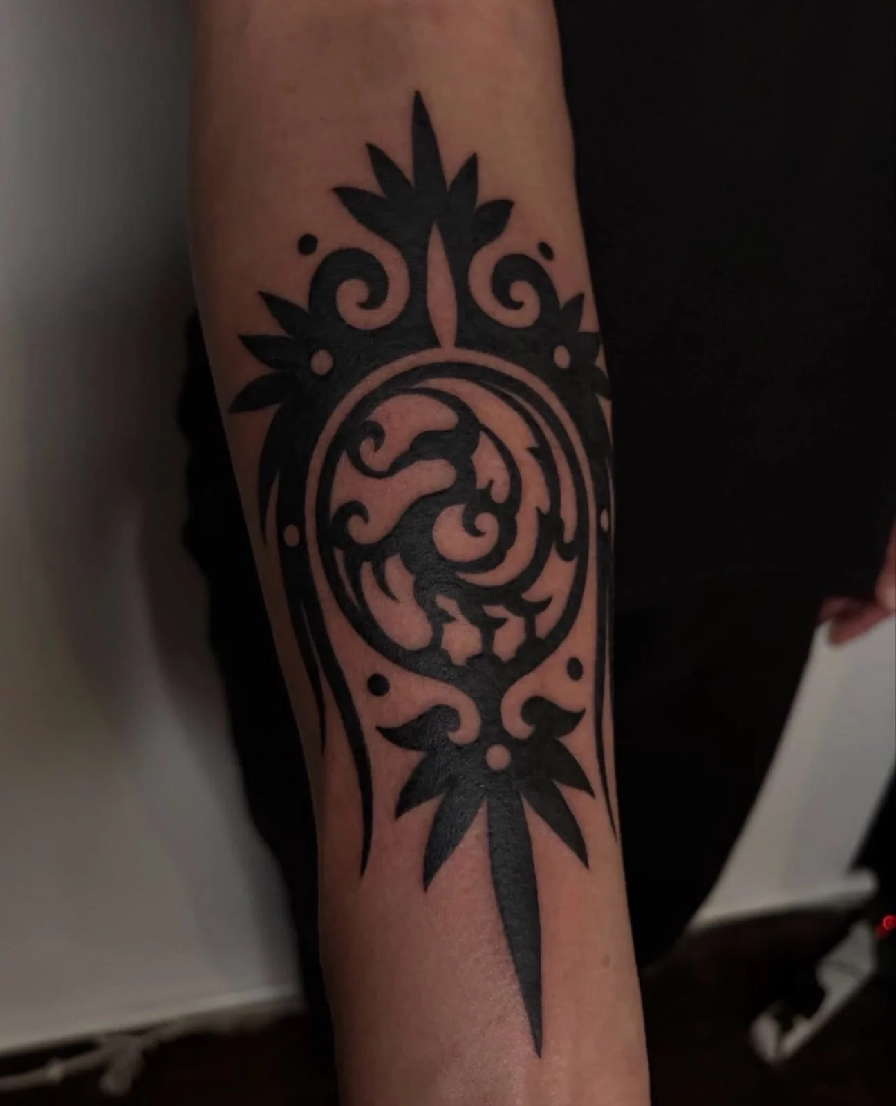 Custom piece inspired by crown ornaments and tomb murals of the Gorguryeo dynasty, by @luminous.wound. Hit them up for ancient cultural artifact themed tattoos!