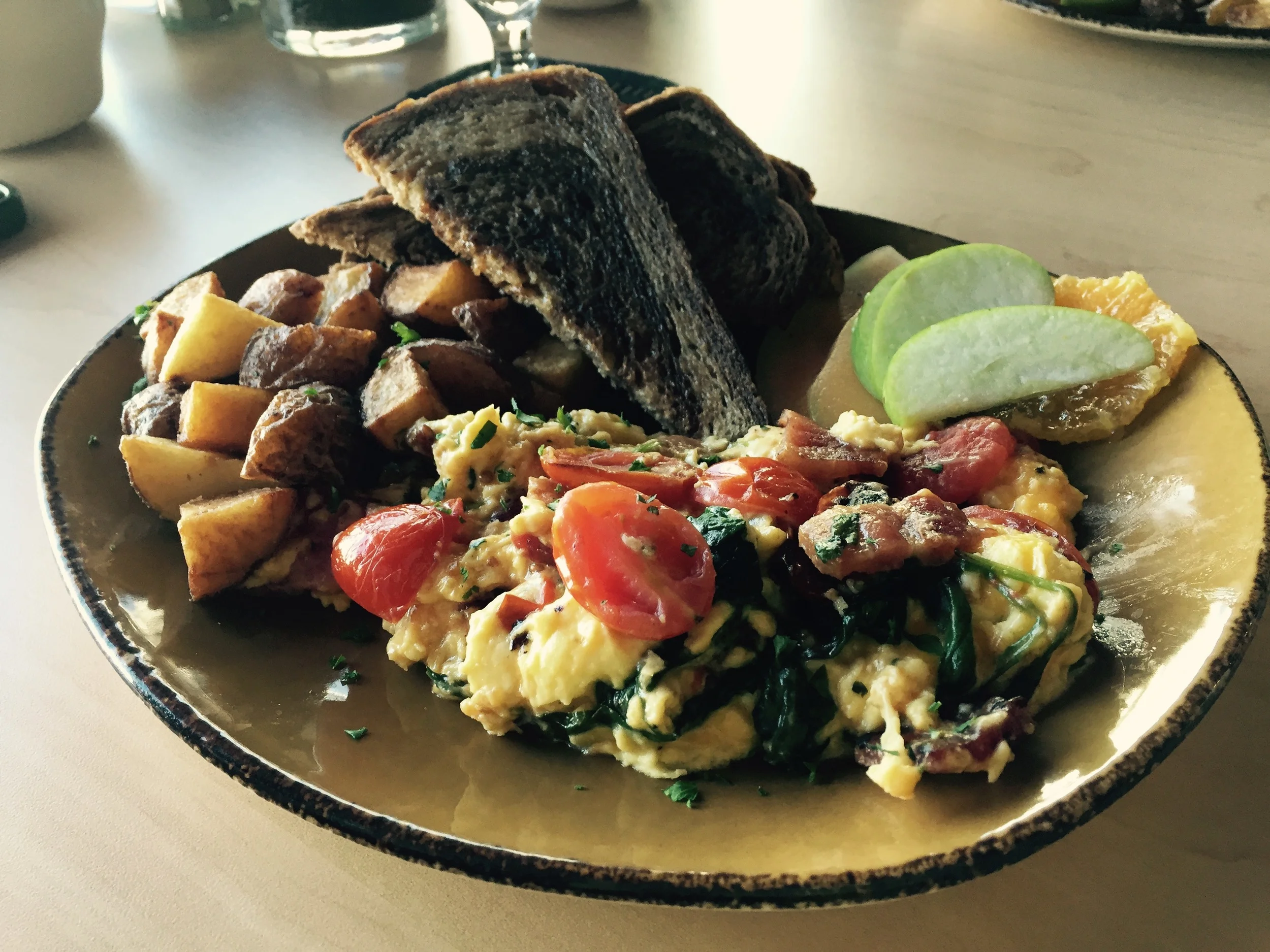 Sunday Breakfast : LYNX Grill