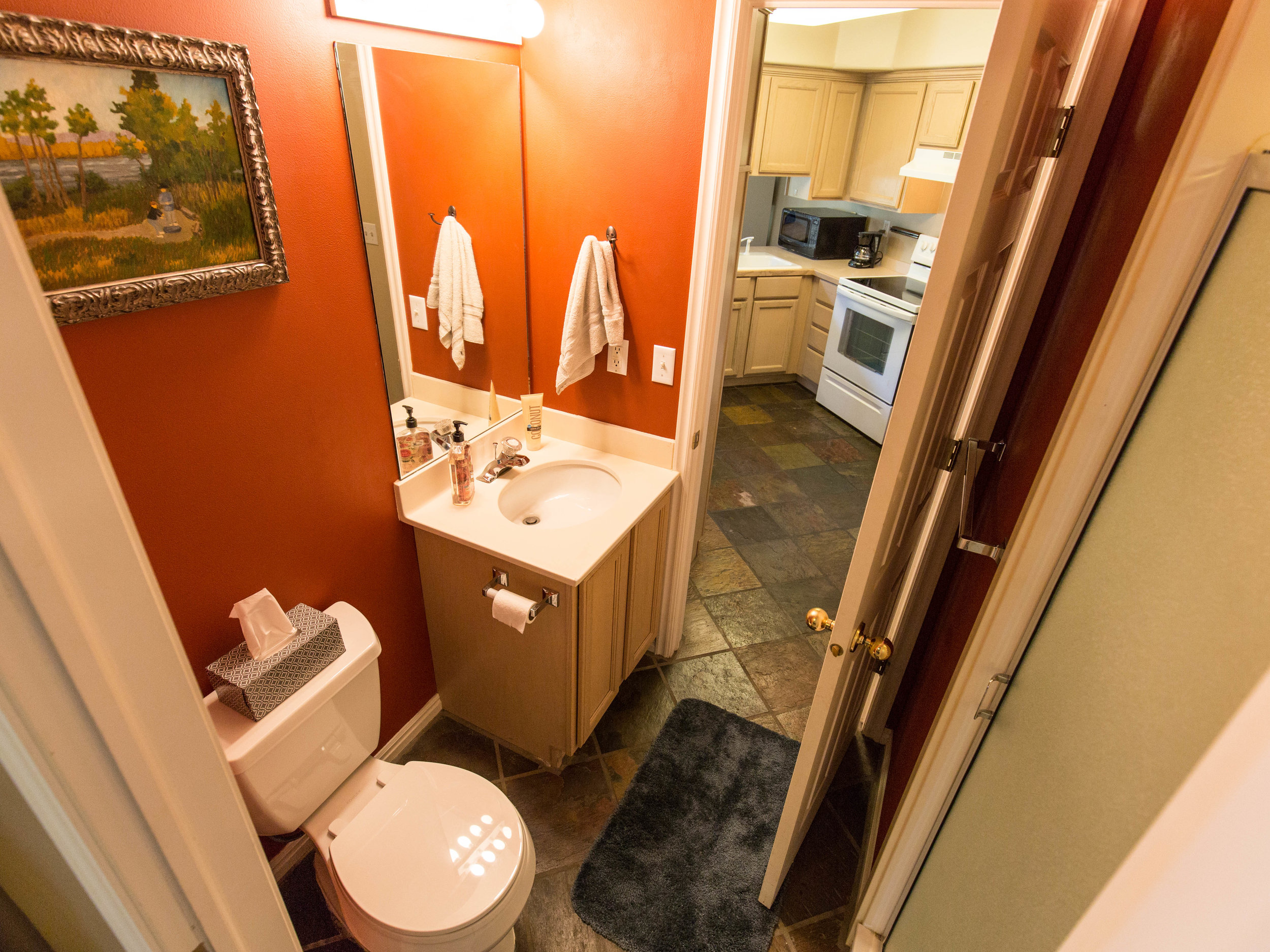 1140 E Parkway Ave #A2 Main Floor Bathroom