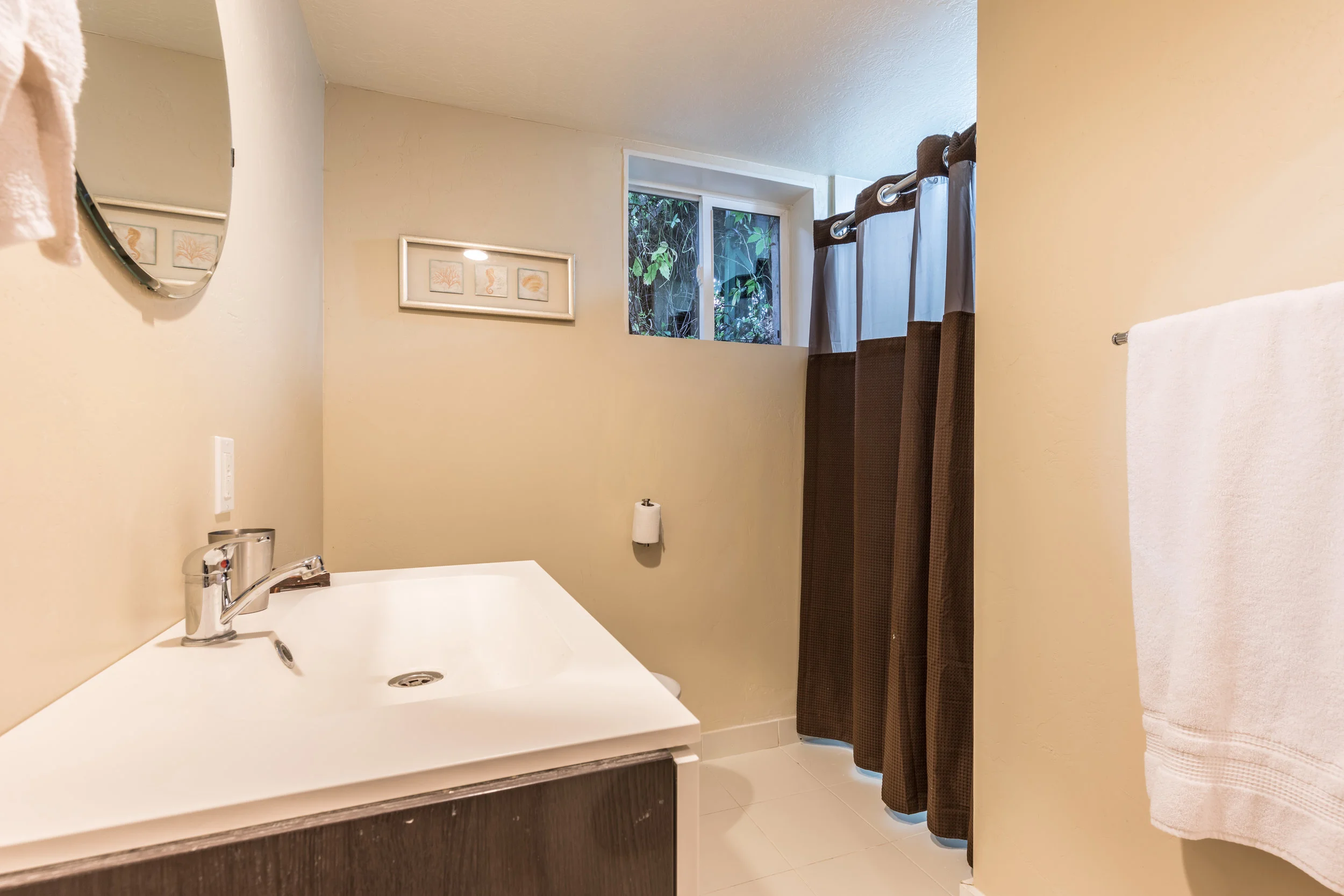 25 Bathroom3.jpg