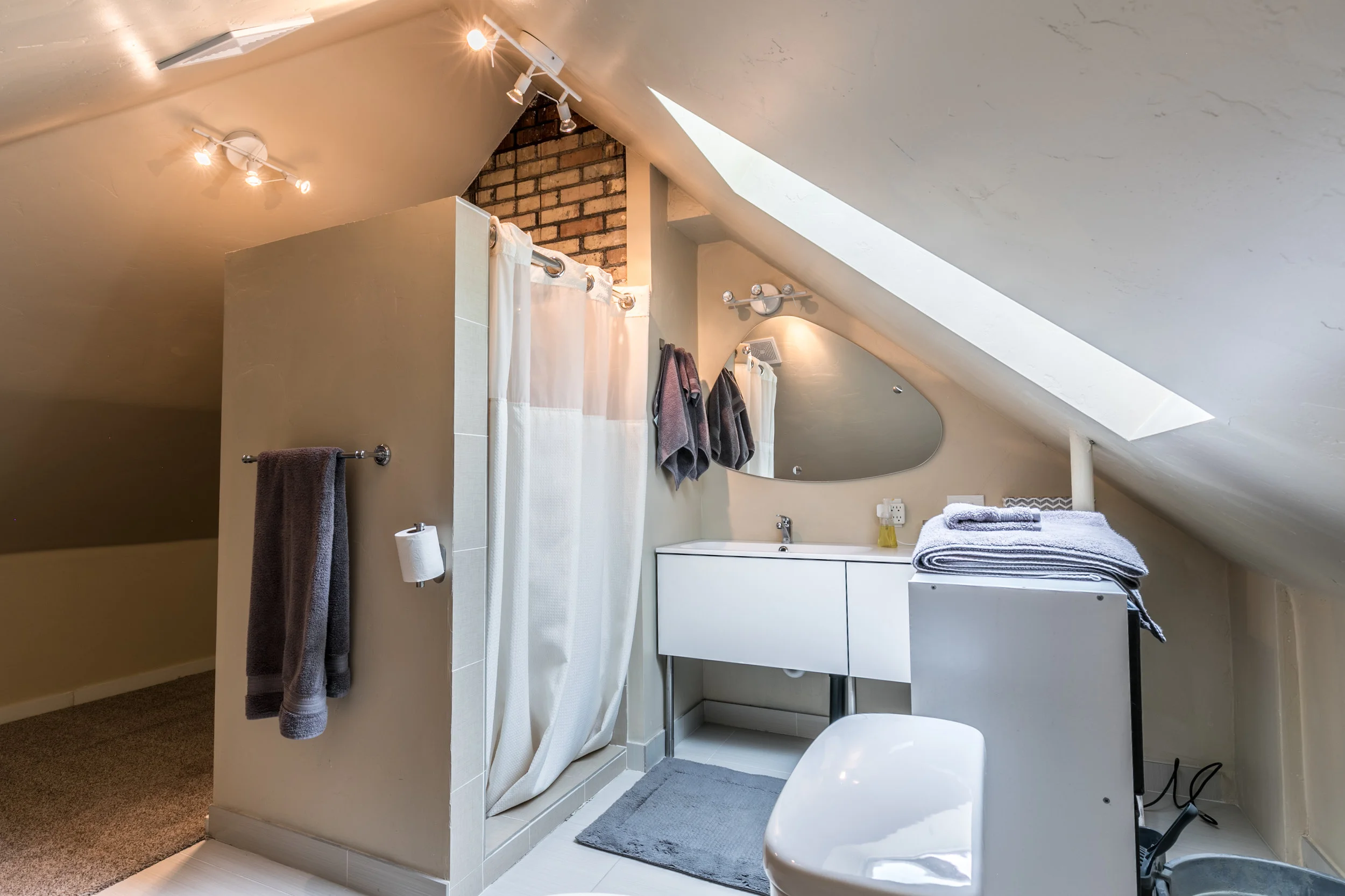 21 master bath.jpg