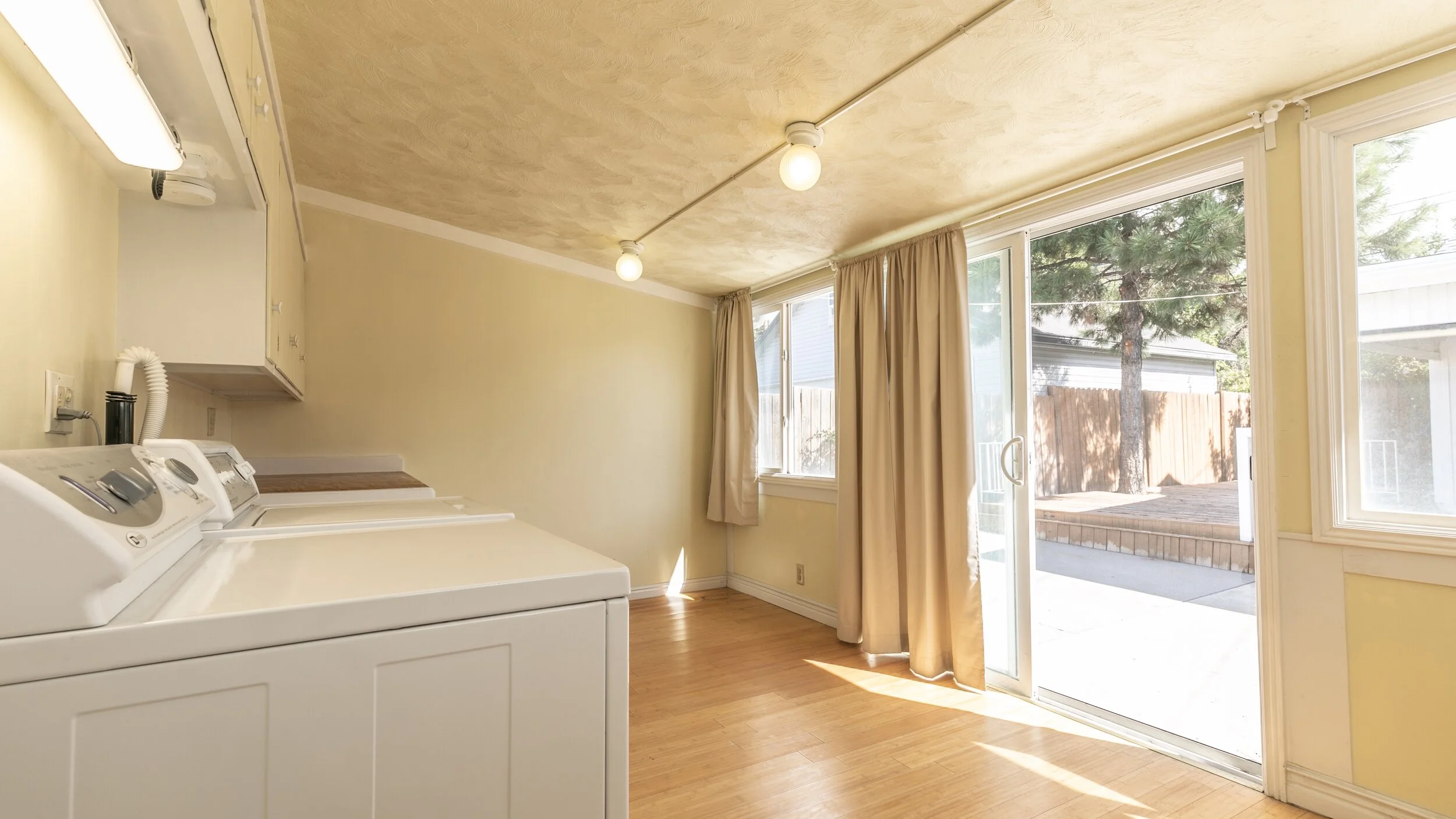 14 - laundry:mudroom.JPG