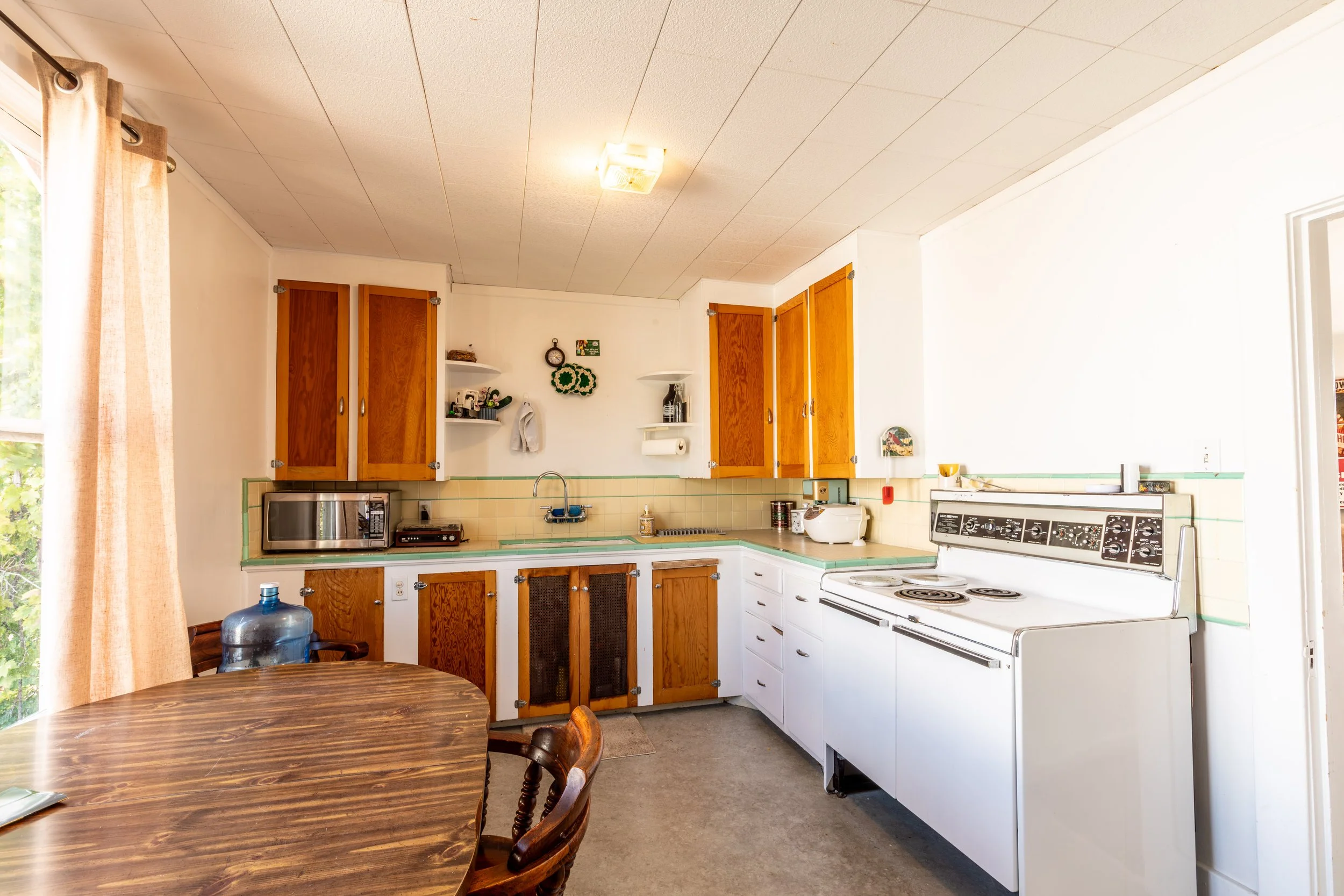 19 - Unit 3 kitchen.JPG