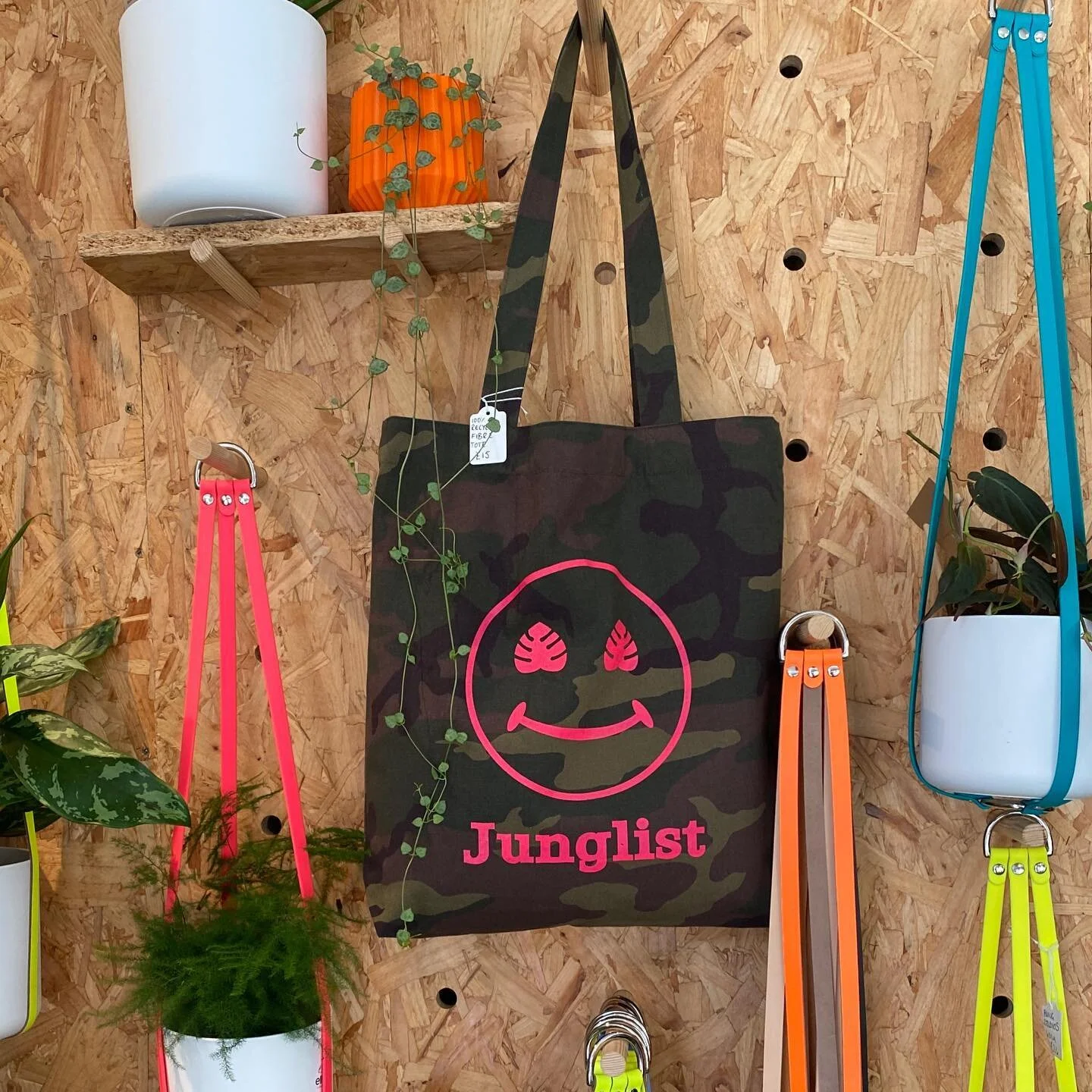 Just dropped off another batch of camo totes with a fluro print to everyone&rsquo;s favourite plant atelier @junglist_atelier 

Get them while it&rsquo;s hot - and drop us a line if you need to up your merch game!

#inhousescreenprinting #tshirt #scr