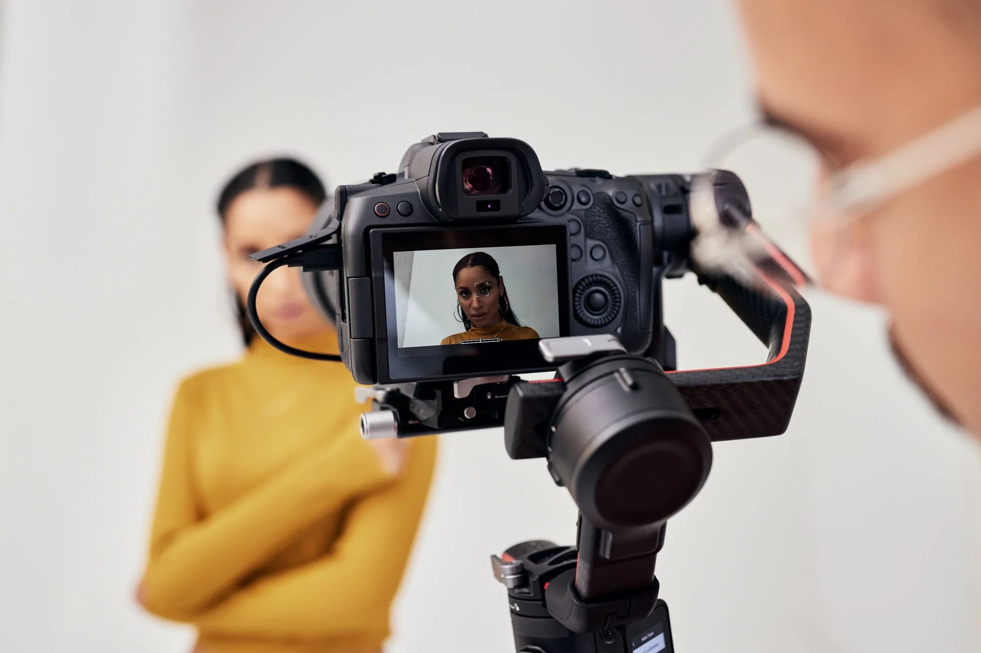 photography-woman-and-photographer-shoot-fashion-2023-11-27-05-24-04-utc_1.jpg