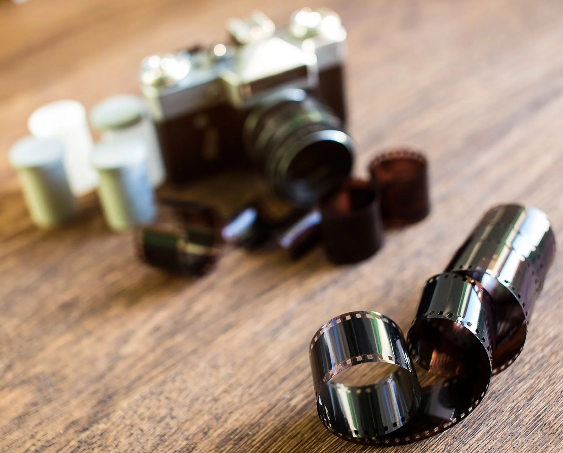 retro-photo-camera-on-a-wooden-table-vintage-styl-2025-01-07-05-54-20-utc_1.jpg