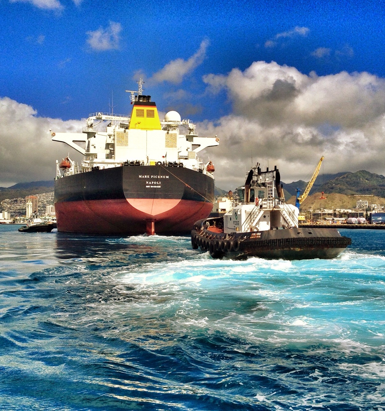  RIDE ONBOARD A FOSS TUG AND GET A CAPTAIN'S VIEW OF HANDLING A SHIP AROUND HONOLULU HARBOR