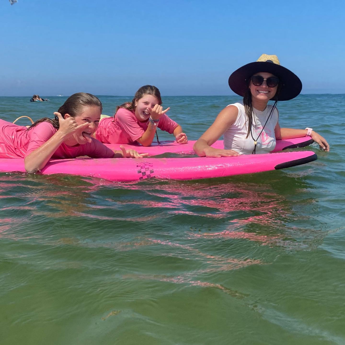 🏄🏼&zwj;♀️🍍💕 Pink Pineapple Surf Camp for GIRLS!!! Registration now open! Limited Spots! Come surf with us and join the surfer girl sisterhood! 🫶🏼 
.
What we offer:
3 Hour Surf Camp ages 8-14
Private Lessons all ages 
Summer Grom Team ages 8-14
