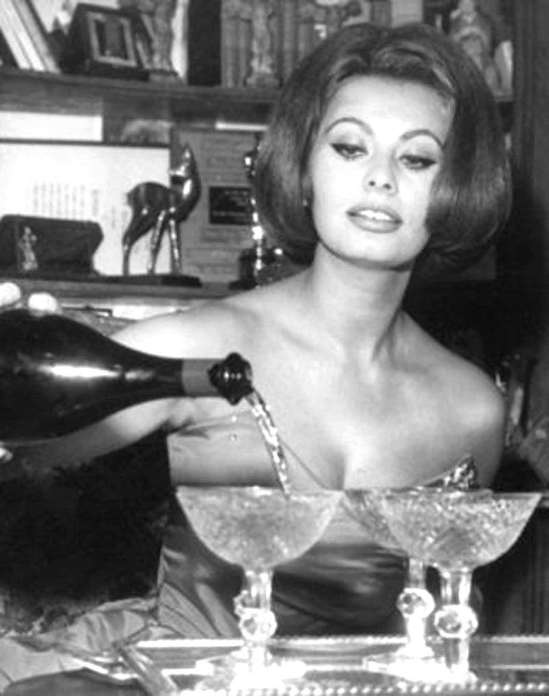 Sofia Loren filling her champagne coupes.