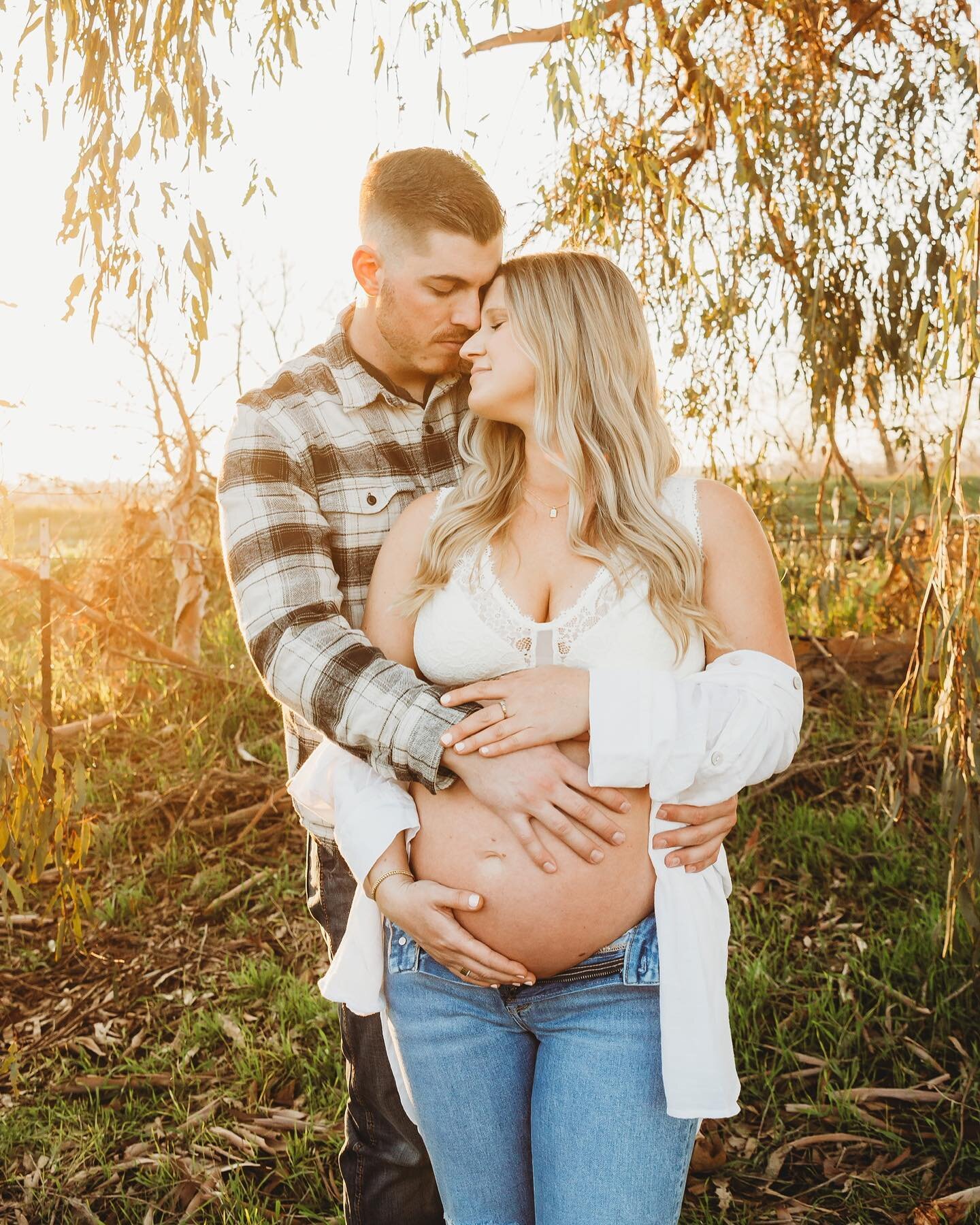 Throwing it back to last winter with this 🔥 couple.  I must say we nailed this maternity session.  Did I mention that I love photographing baby bellies?  Sami was absolutely glowing and wait til you see what a cute little human they made&hellip; sta