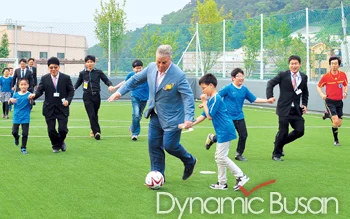 Hiddink to build a ‘Dream Field’ for futsal, visually disabled children