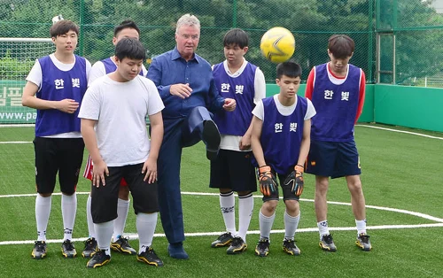 Hiddink Opens Futsal Field for Visually Impaired in Seoul