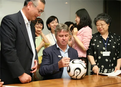 Shin & Kim Supports the Hiddink Dream Field Project