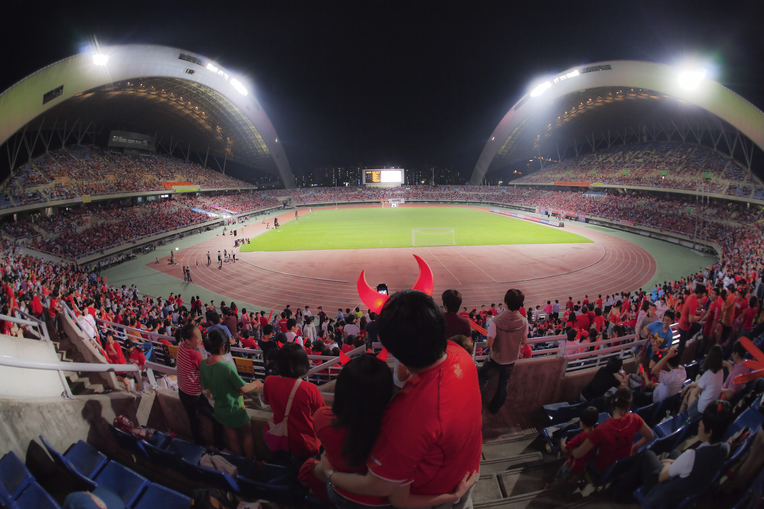   축구공으로 평등하게 나아가는 세상   거스 히딩크 재단은 축구를 통해, 세상의 모든 어린이들이 차별없이 평등한 축구경기를 통해 성공의 성취감과 자신감을 느끼고 이를 통해 세상에서도 당당히 나아갈 수 있다고 믿습니다.   히딩크 메시지 보기  