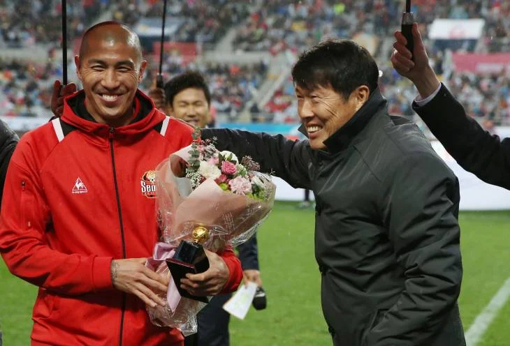 히딩크의 풍족한 유산, 차두리·이천수 은퇴 “끝 아니다”