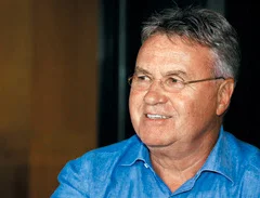 Hiddink Returns from N.Korea Trip