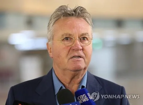 Guus Hiddink returns from Pyongyang after agreeing to build futsal stadium