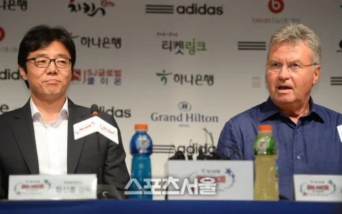[황선홍 단독인터뷰③]"히딩크 감독님과 2번 연습경기, 굉장히 반가웠다"