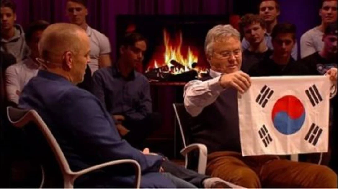 "한국에 있었을 때가 가장 자랑스러웠다"며 태극기 활짝 펼쳐든 히딩크 감독