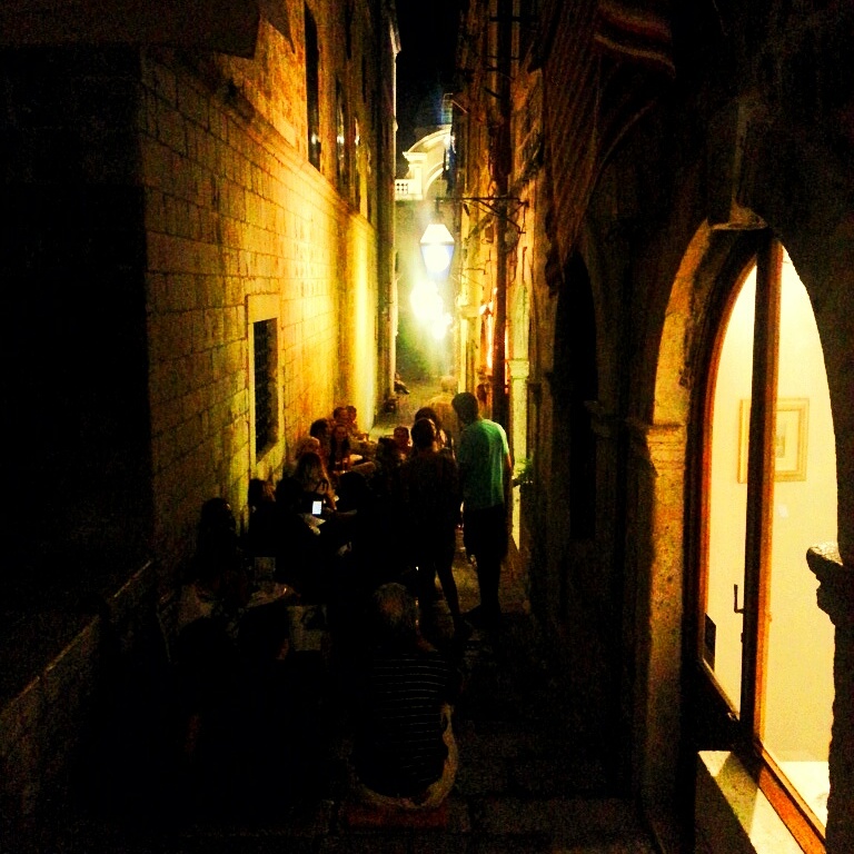 Dubrovnikin pienet kujat oli iltaisin tunnelmallisia