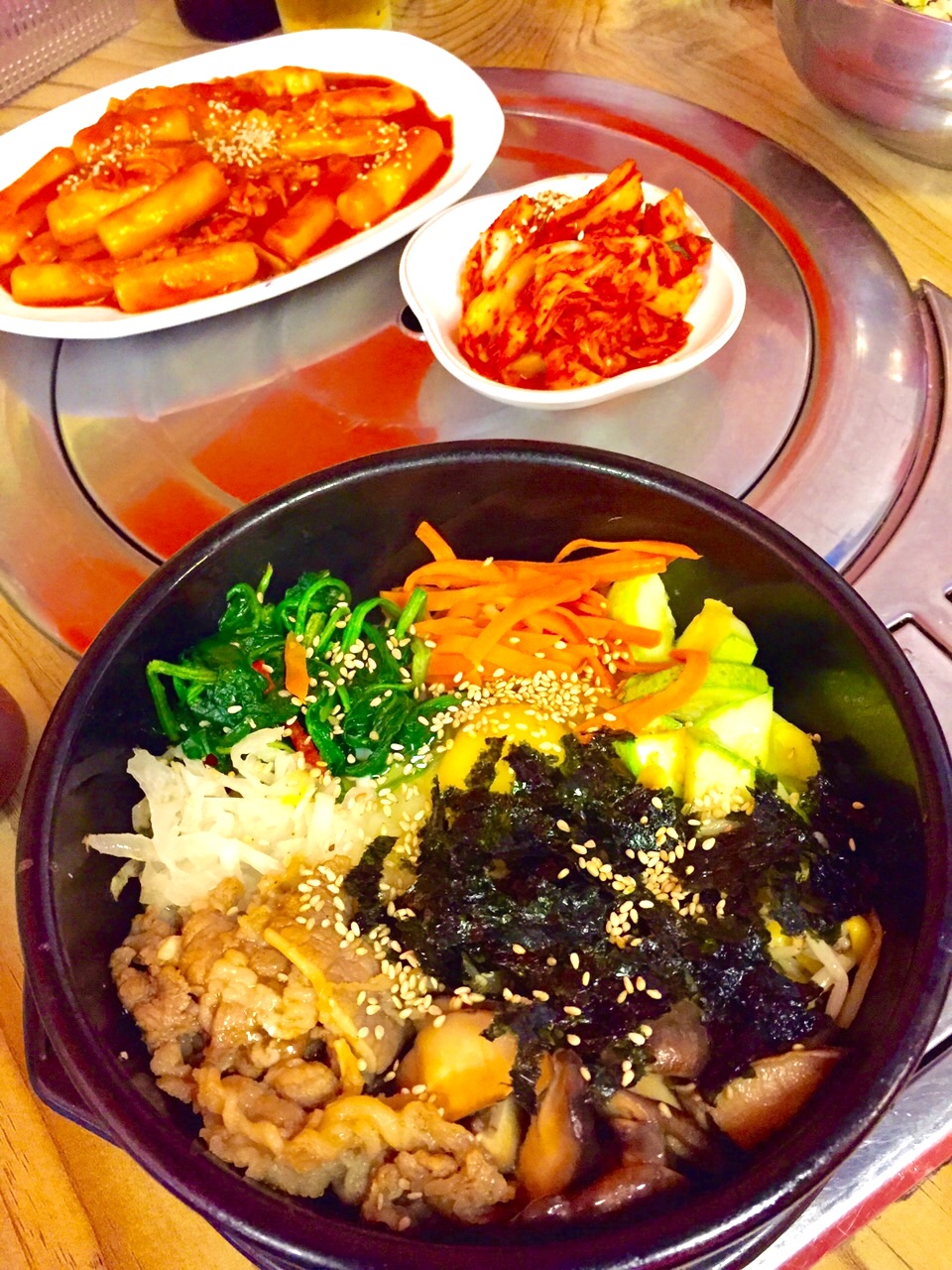 Bibimpap kimhcin ja tteokbokkin kera