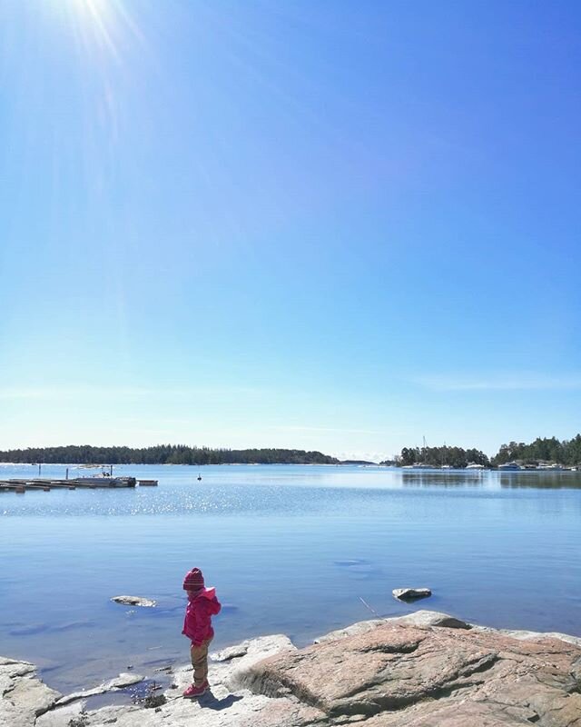 Blue skies, red noses and tasty outdoor lunch. Perfect day by the sea ☀ #familytime❤️ #ulkonaperill&auml; #retkeily