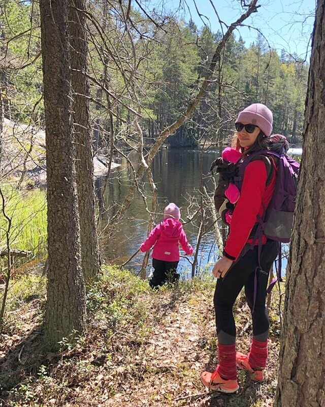 Luonnon leikkipuisto. Paras leikkipuisto. Eilisell&auml; retkell&auml; oli vesileikkej&auml;, esteit&auml;, pomppuja, tarkkuusheittoja, juoksukisoja, aarteita ja ev&auml;it&auml; l&auml;hes 9 kilometrin verran. ❤🌲 #ulkonaperill&auml; #luontoonfi #ad