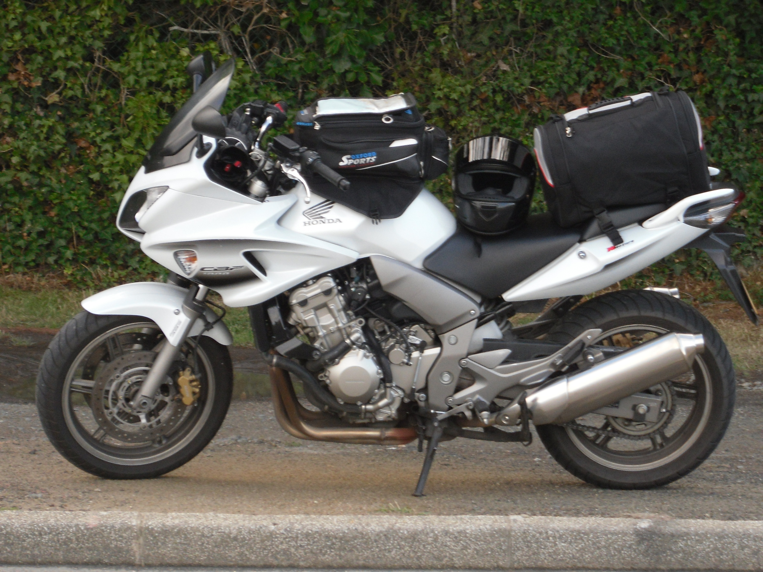 De Honfa CBF1000 mét bagagerol...