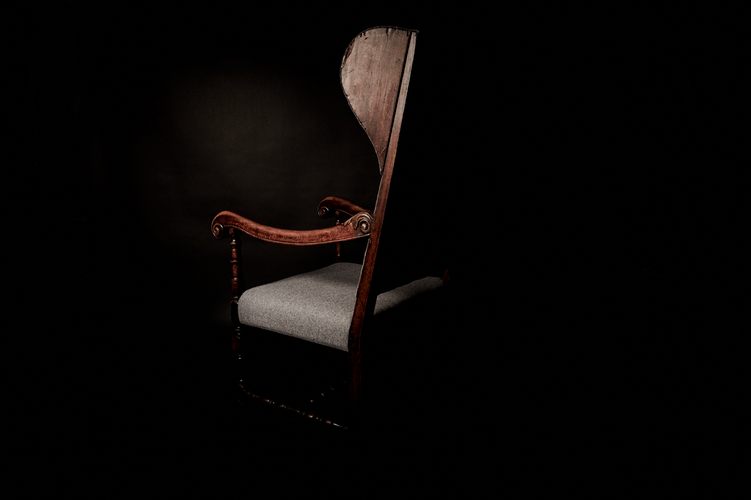 Louis XIV armchair, With wingback headrest and beautifully scrolled arms - late 17th century