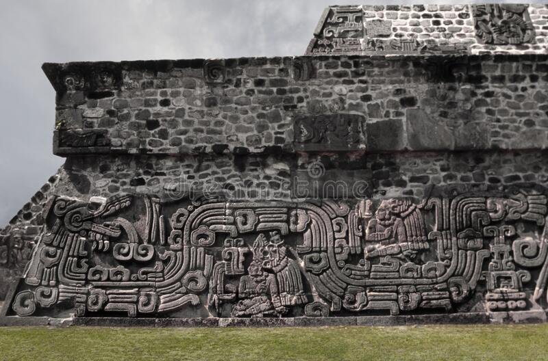 na-pirâmide-xochicalco-representação-do-quetzalcoatl-no-sítio-arqueológico-de-situado-estado-morelos-serpente-penas-181964119.jpg