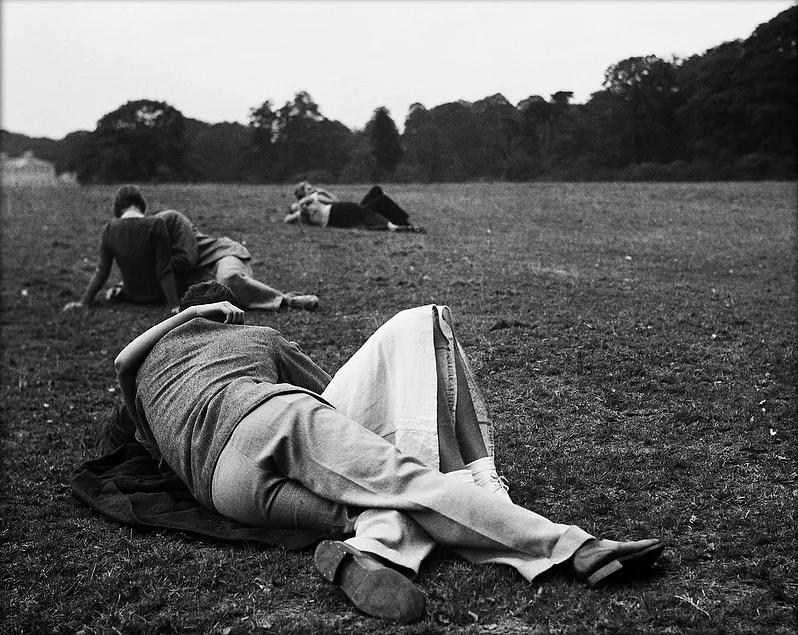 16-Lovers_in_the_park__1940s.jpg