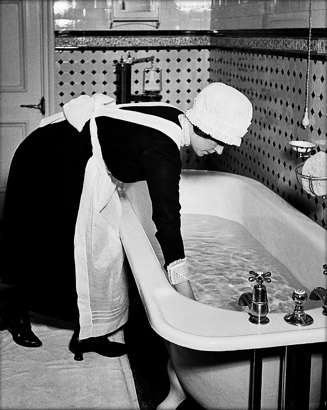 4-Parlourmaid_prepares_bath__1939.jpg