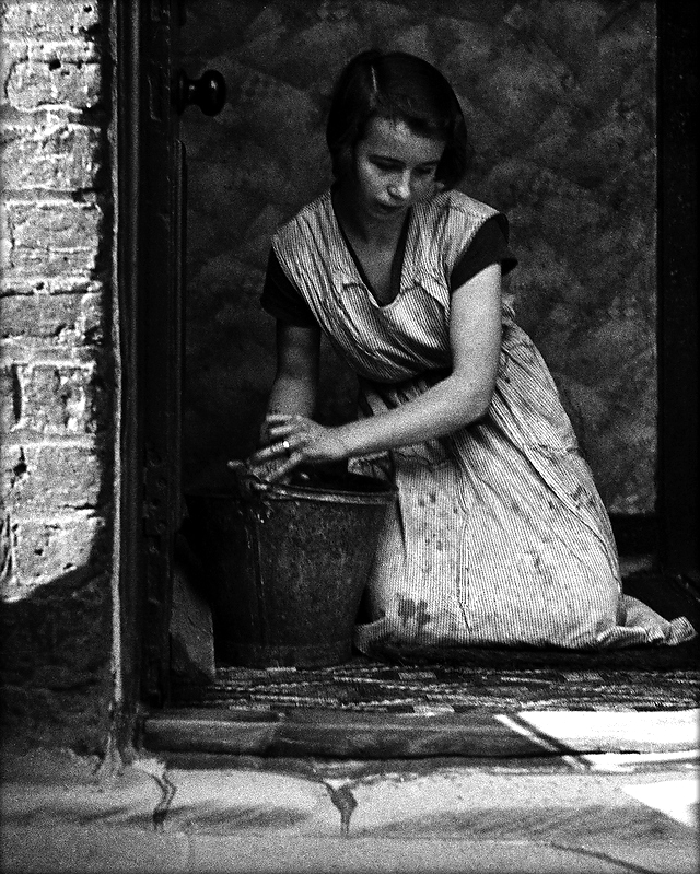 26-Housewife__Bethnal_Green_1937.jpg