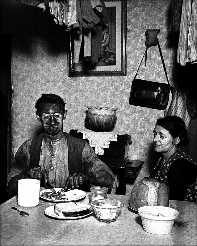31-Northumbrian_coal_miner_eating_his_evening_meal__1937.jpg