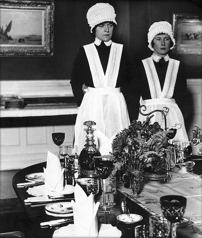 27-Parlourmaid_and_Under_Parlourmaid_ready_to_serve_dinner_1939.jpg