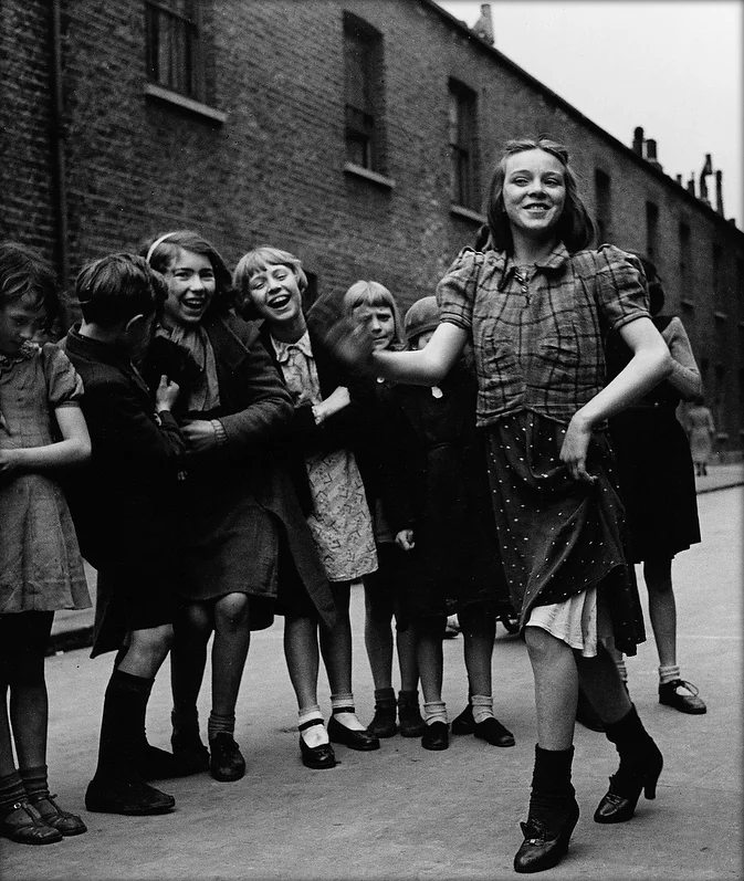3-East_End_girl_dancing_the_Lambeth_Walk__1937.jpg