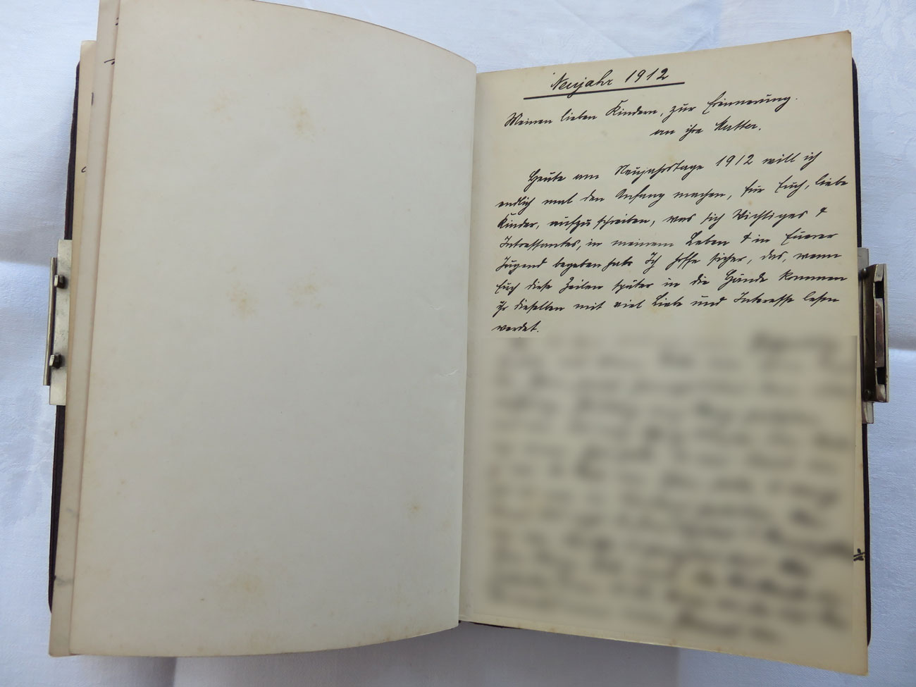 Extrait du journal intime de / Ausschnitt aus dem Tagebuch von Hedwig Schmitz-Fürstenberg, 1912-1916 © Hedwig Schmitz-Fürstenberg [...] „Neujahr 1912. Meinen lieben Kindern zur Erinnerung an ihre Mutter. Heute am Neujahrstage 1912 will ich endlich mal den Anfang machen, für euch, liebe Kinder, aufzuschreiben, was sich Wichtiges und Interessantes in meinem Leben und in eurer Jugend begeben hat. Ich hoffe sicher, dass wenn diese Zeilen euch später in die Hände kommen, ihr dieselben mit viel Liebe und Interesse lesen werdet. Am 29. April 1908 war mein Hochzeitstag.“ [...]