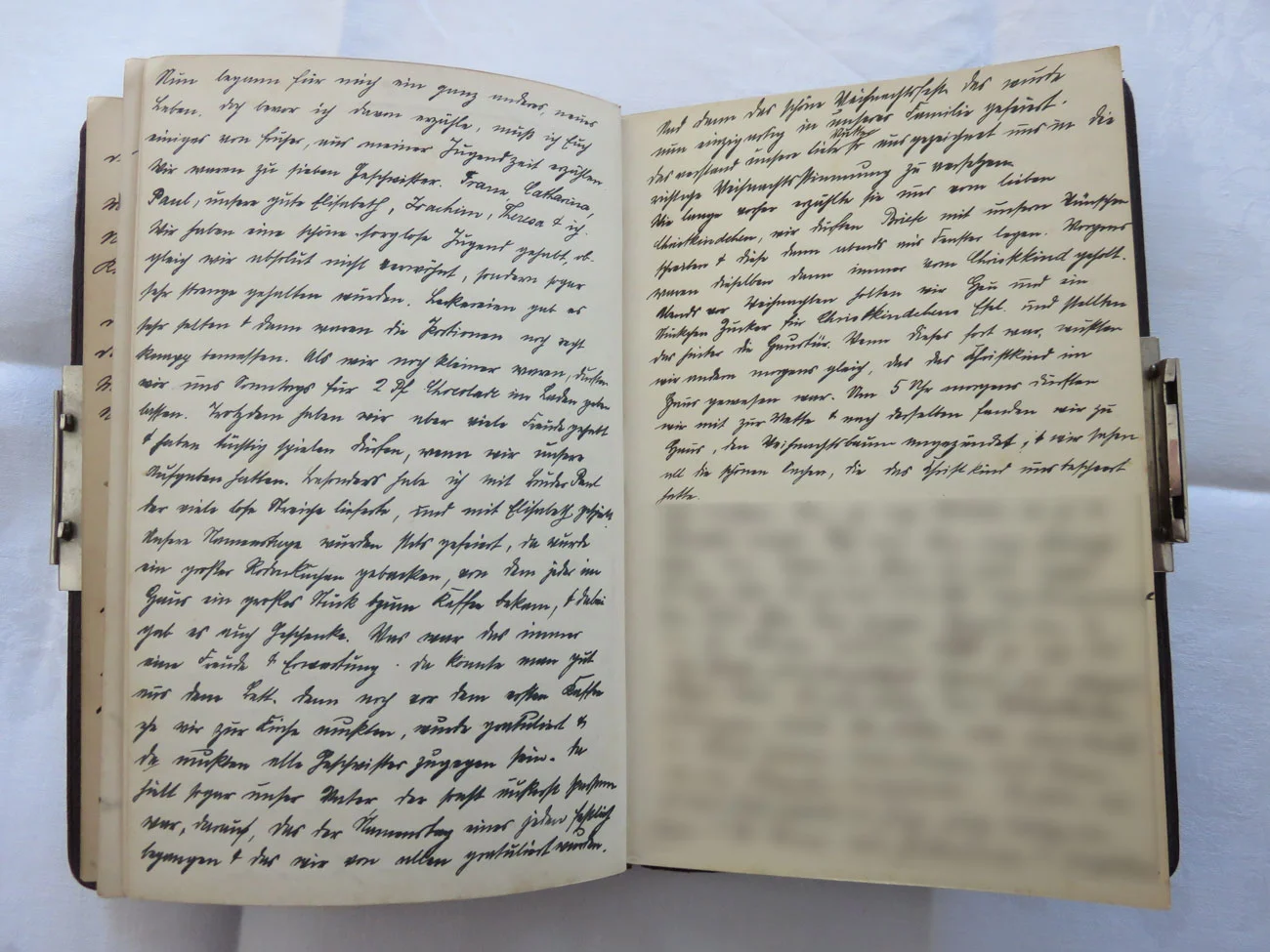 Extrait du journal intime de / Ausschnitt aus dem Tagebuch von Hedwig Schmitz-Fürstenberg, 1912-1916 © Hedwig Schmitz-Fürstenberg [...] „Nun begann für mich ein ganz anderes, neues Leben. Doch bevor ich davon erzähle, muss ich euch einiges von früher aus meiner Jugendzeit erzählen. Wir waren zu 7 Geschwister: Franz, Catharina, Paul, unsere gute Elisabeth, Joachim, Theresa und ich. Wir haben eine schöne, sorglose Jugend gehabt, obgleich wir absolut nicht verwöhnt, sondern sogar sehr streng gehalten wurden. Leckereien gab es sehr selten und dann waren die Portionen noch recht knapp bemessen. Als wir noch kleiner waren, durften wir uns sonntags für 2 Pfennige Schokolade im Laden geben lassen. Trotzdem haben wir aber viele Freude gehabt und hatten tüchtig spielen dürfen wenn wir unsere Aufgaben gemacht hatten. Besonders habe ich mit Bruder Paul, der viele lose Streiche lieferte, und mit Elisabeth gespielt. Unsere Namenstage wurden stets gefeiert, da wurde ein großer Rodonkuchen gebacken, von dem jeder im Haus ein großes Stück zum Kaffee bekam und dabei gab es auch Geschenke. Was war das immer eine Freude und Erwartung. Da konnte man gut aus dem Bett, denn noch vor dem ersten Kaffee wir zur Kirche mussten, wurde gratuliert und da mussten alle Geschwister zugegen sein. Da hielt sogar unser Vater, der sonst äußerst sparsam war, darauf, dass der Namenstag eines jeden festlich begangen und dass wir von allen gratuliert wurden.  Und dann das schöne Weihnachtsfest! Das wurde einzigartig in unserer Familie gefeiert. Das verstand unsere liebe Mutter ausgezeichnet uns in die richtige Weihnachtsstimmung zu versetzen. Wie lange vorher erzählte sie uns&nbsp; vom lieben Christkindchen. Wir durften Briefe mit unseren Wünschen schreiben und diese dann abends ans Fenster legen. Morgens wurden dieselben dann immer vom Christkind geholt. Abends vor Weihnachten holten wir Heu und ein Stückchen Zucker für Christkindchens Esel und stellten das hinter die Haustür. Wenn dieses fort war, wussten wir am andern Morgen gleich, dass das Christkind im Hause gewesen war. Um 5 Uhr morgens durften wir mit zur Mette und nach derselben fanden wir Zuhause, den Weihnachtsbaum angezündet und wir sahen all die schönen Sachen, die das Christkind uns beschert hatte.“ [...]