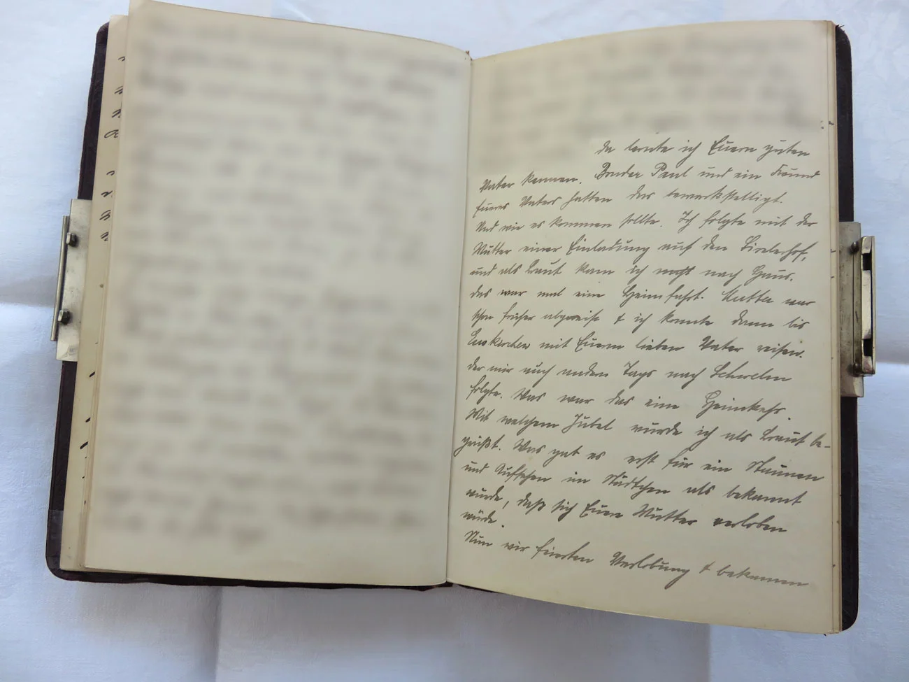 Extrait du journal intime de / Ausschnitt aus dem Tagebuch von Hedwig Schmitz-Fürstenberg, 1912-1916 © Hedwig Schmitz-Fürstenberg [...] “Da lernte ich euren lieben Vater kennen. Bruder Paul und ein Freund eures Vaters hatten das bewerkstelligt. Und wie es kommen sollte: ich folgte mit der Mutter einer Einladung auf den Birelerhof, und als Braut kam ich nach Haus. Das war mal eine Heimfahrt! Mit welchem Jubel wurde ich als Braut begrüßt! Was gab es erst eine Staunen und Aufsehen im Städtchen, als bekannt wurde, dass sich eure Mutter verloben würde.  Nun, wir feierten Verlobung und bekamen wunderbare Blumen und andere schöne Geschenke von Freunden und Bekannten zugeschickt. Paul kam von Paderborn, wohin er inzwischen versetzt war. Theresa kam von Remagen zurück.&nbsp;  Nun hieß es aber, sich sputen mit der Hochzeit. Der Vater wollte nicht lange warten, und so wurde der Hochzeitstag auf den 29. April festgesetzt, nachdem wir uns am 5. März heimlich verlobten, und 10 Tage darauf in Schwelm öffentlich Verlobung gefeiert hatte.“ [...]